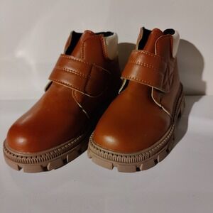 Toddler Boys Unisex Size 26 Leather/Pleather Boots Water Resistant - Barely Used